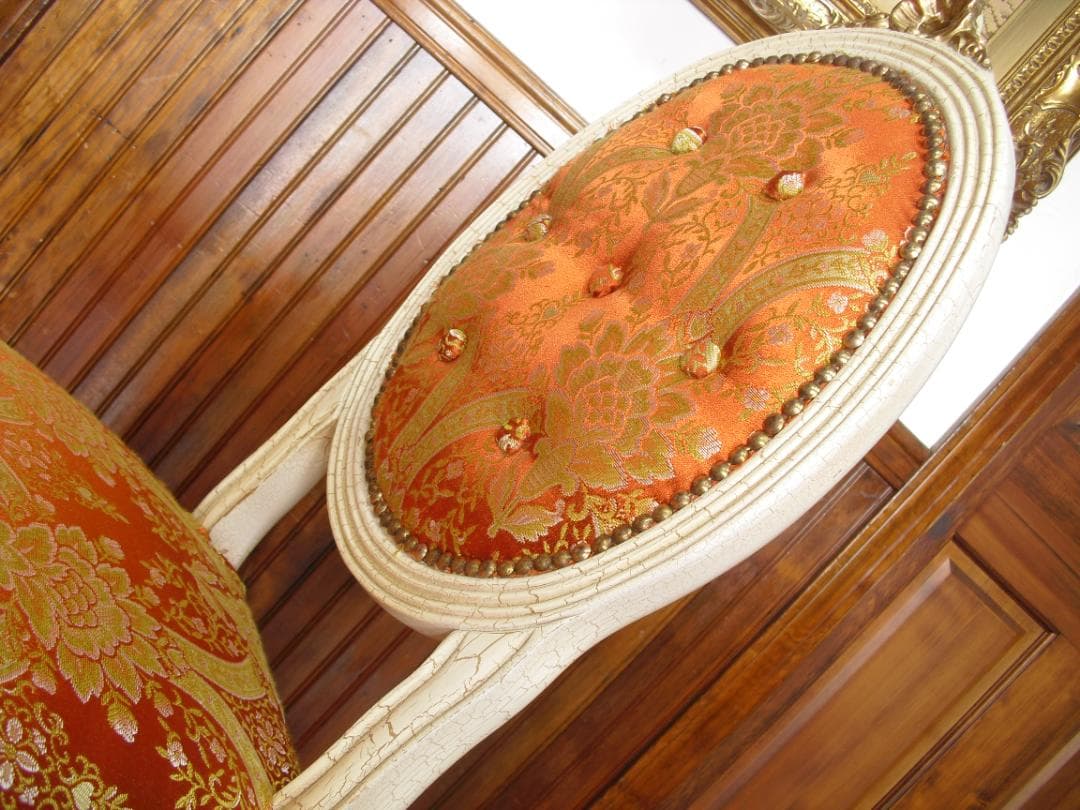 ②イタリア製ホワイトクラック塗装 姫椅子☆猫脚・ボタン留め・真鍮鋲打ち☆張替済み