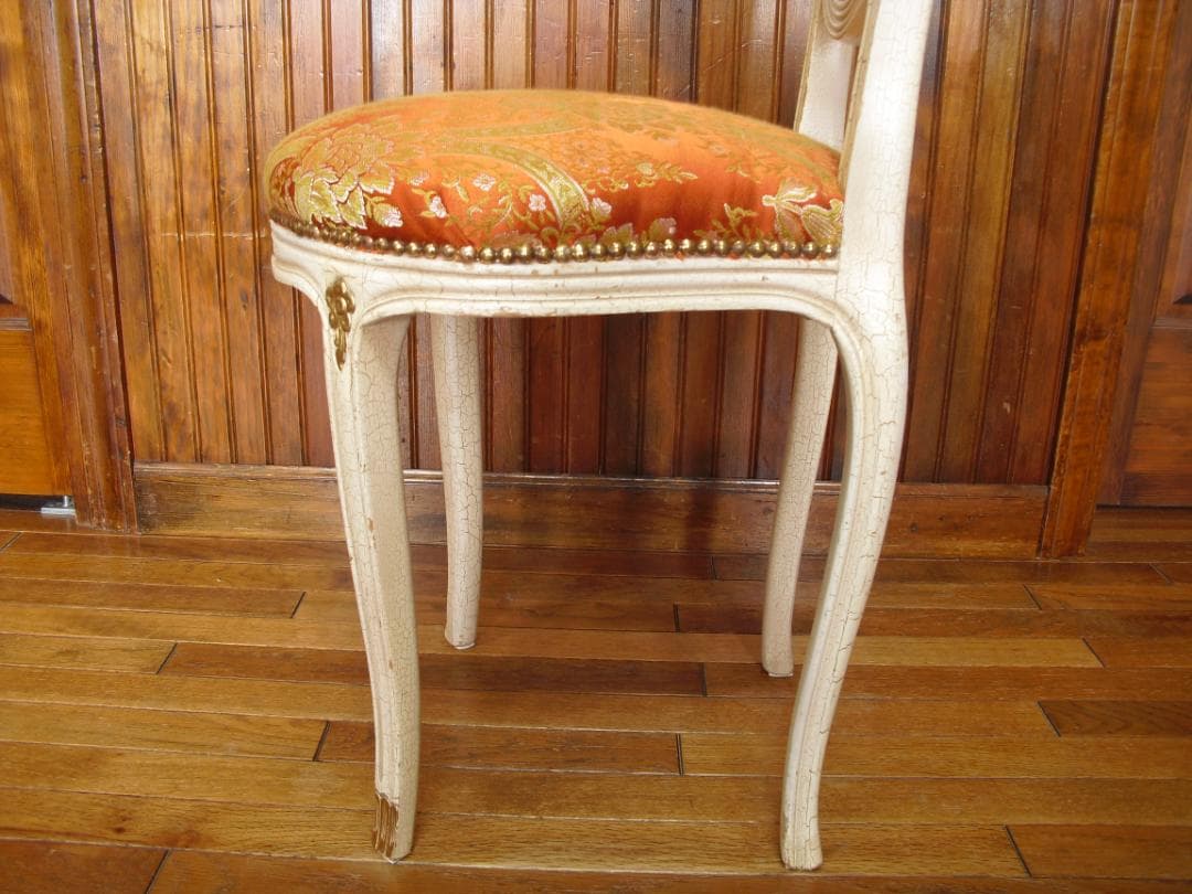 ②イタリア製ホワイトクラック塗装 姫椅子☆猫脚・ボタン留め・真鍮鋲打ち☆張替済み