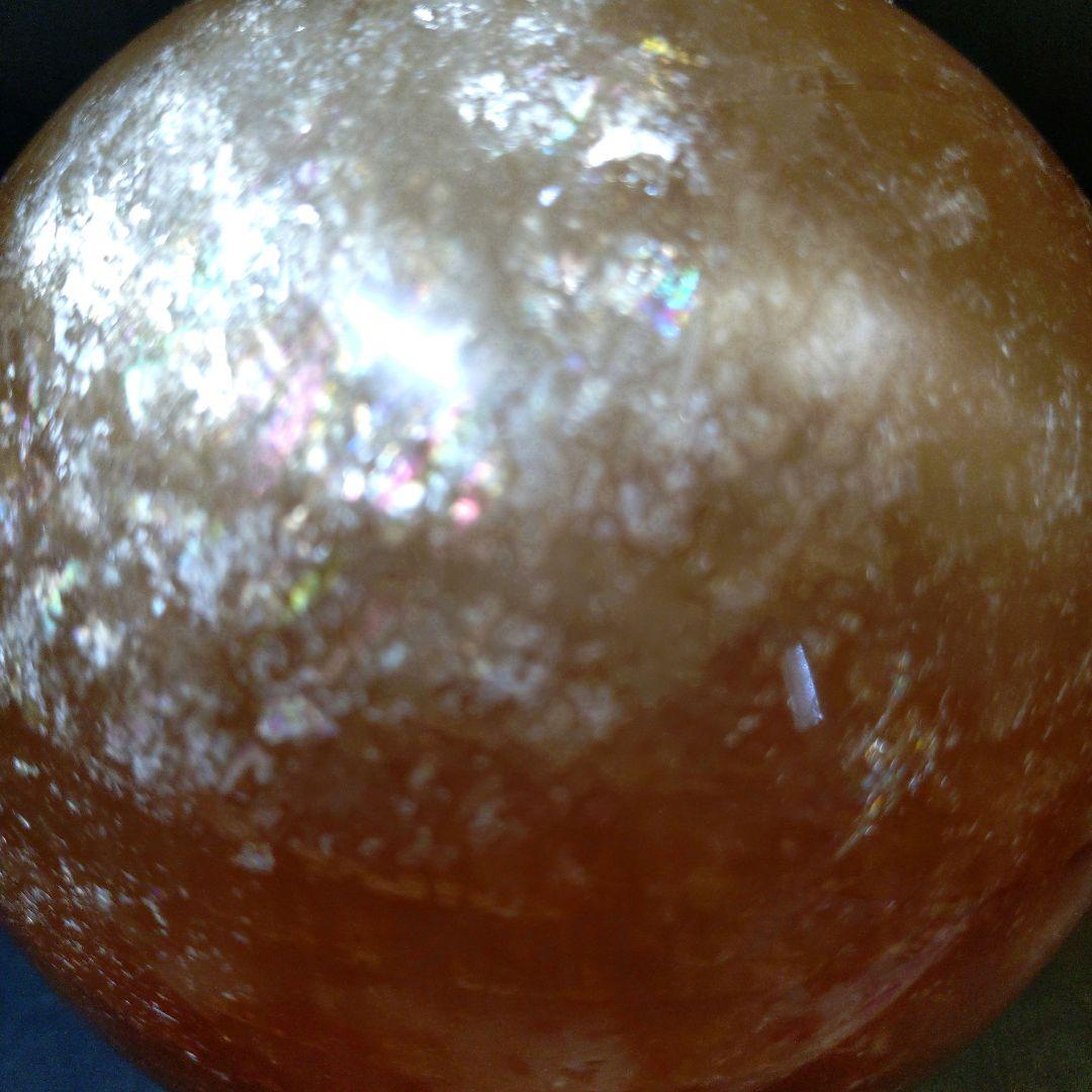 割引特価☆キラキラ☆虹入ゴールデンカルサイト丸玉　スフィア1.7Kg　木製台座付