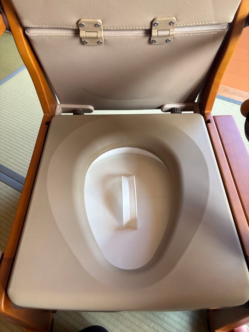 【未使用】uchie ウチエ　 介護　家具調ポータブルトイレ