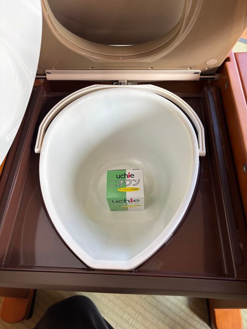 【未使用】uchie ウチエ　 介護　家具調ポータブルトイレ