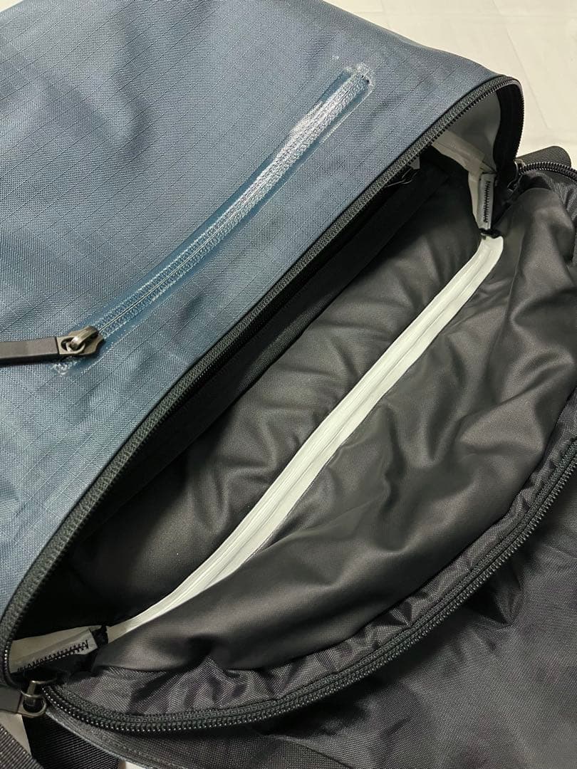 【ネイビー】ARC'TERYX Granville 10 Courier Bag