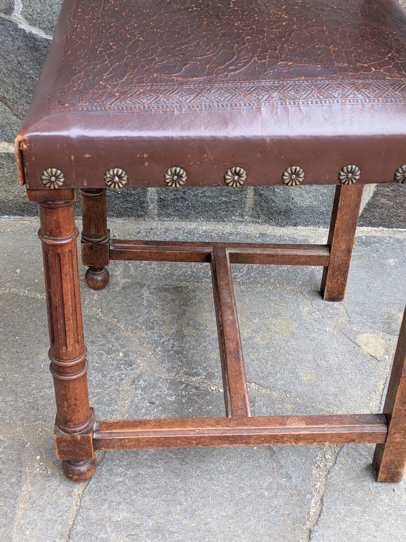 フランスのアンリ2世様式のアンティークチェアです。