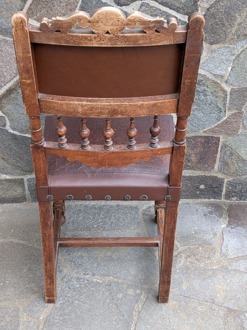 フランスのアンリ2世様式のアンティークチェアです。