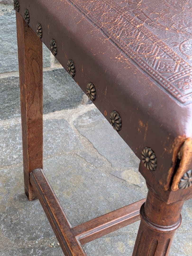 フランスのアンリ2世様式のアンティークチェアです。