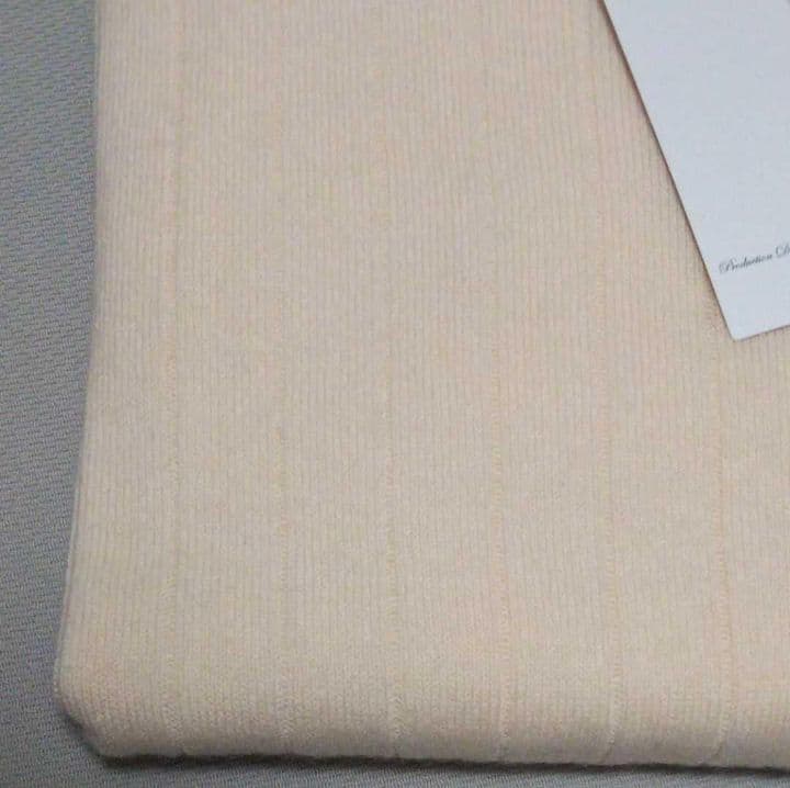 新品☆オンワードカシミヤ100%クルーネックニット、セーターアイボリー Mサイズ