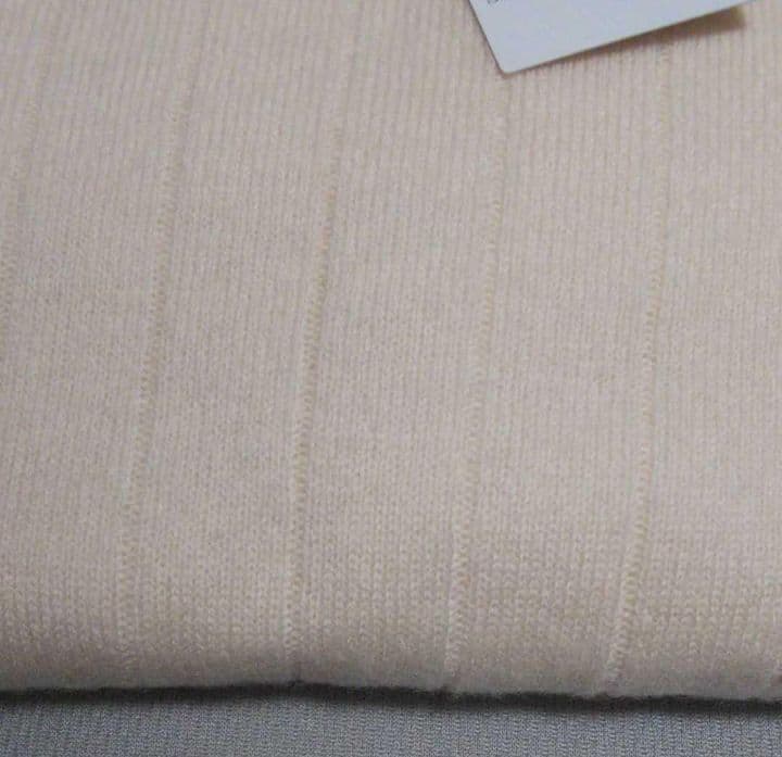 新品☆オンワードカシミヤ100%クルーネックニット、セーターアイボリー Mサイズ