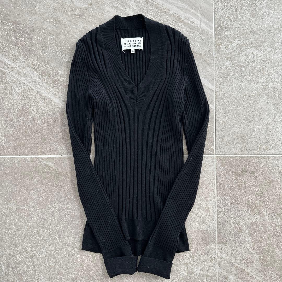 マルジェラ　ブラックリブ編みVネックニットセーター