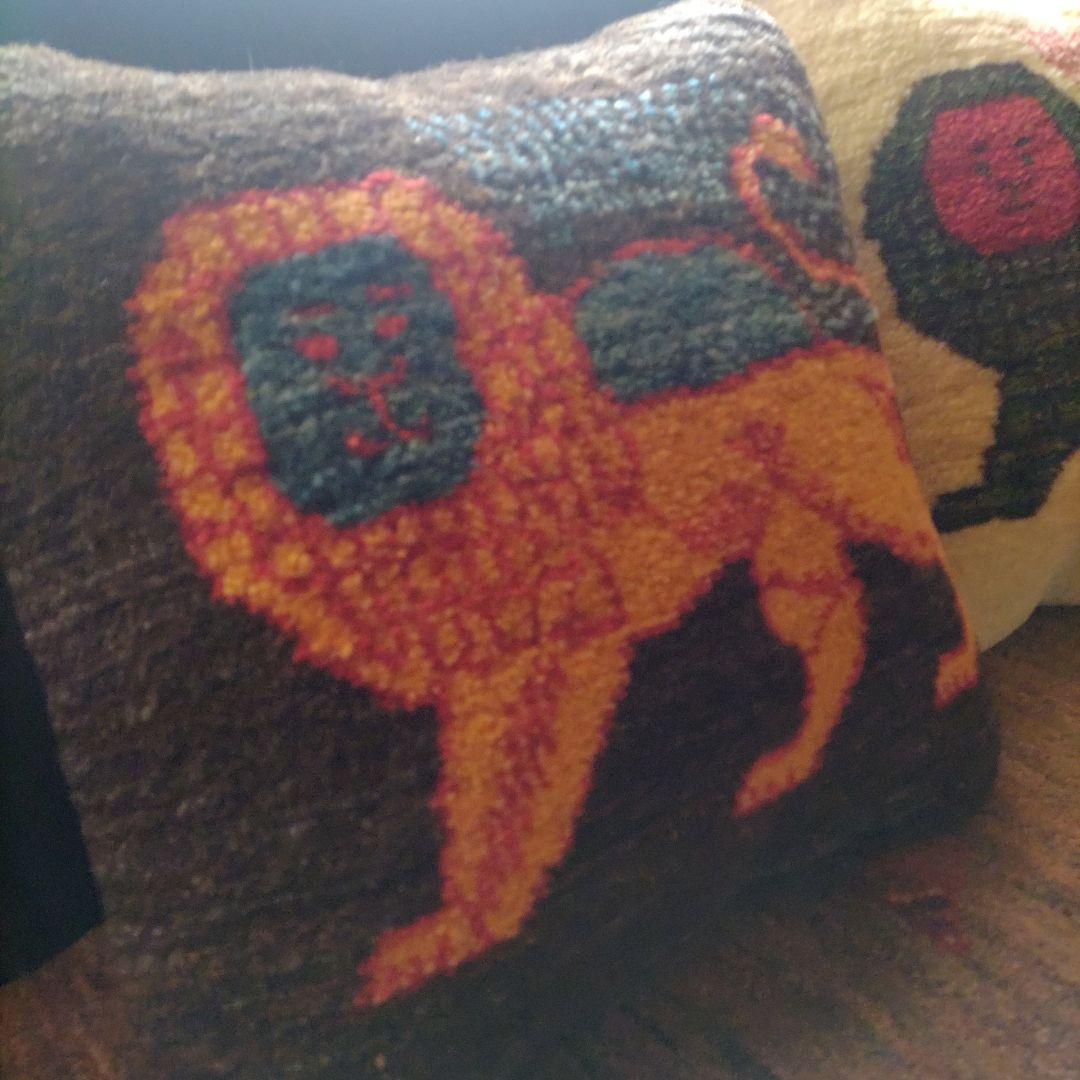 ライオンギャッベクッション 手織り 草木染 イラン シラーズ カシュクリ