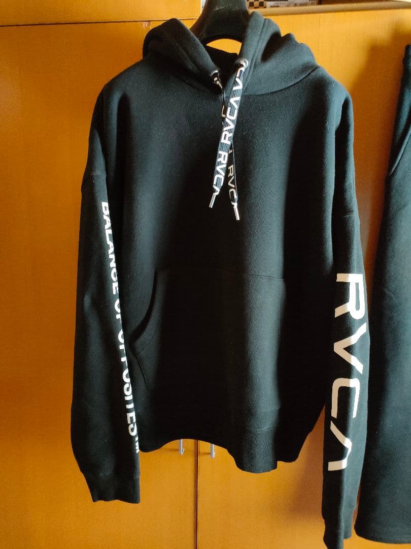 RVCA ブラック パーカーとパンツセットアップ S 未使用に近い