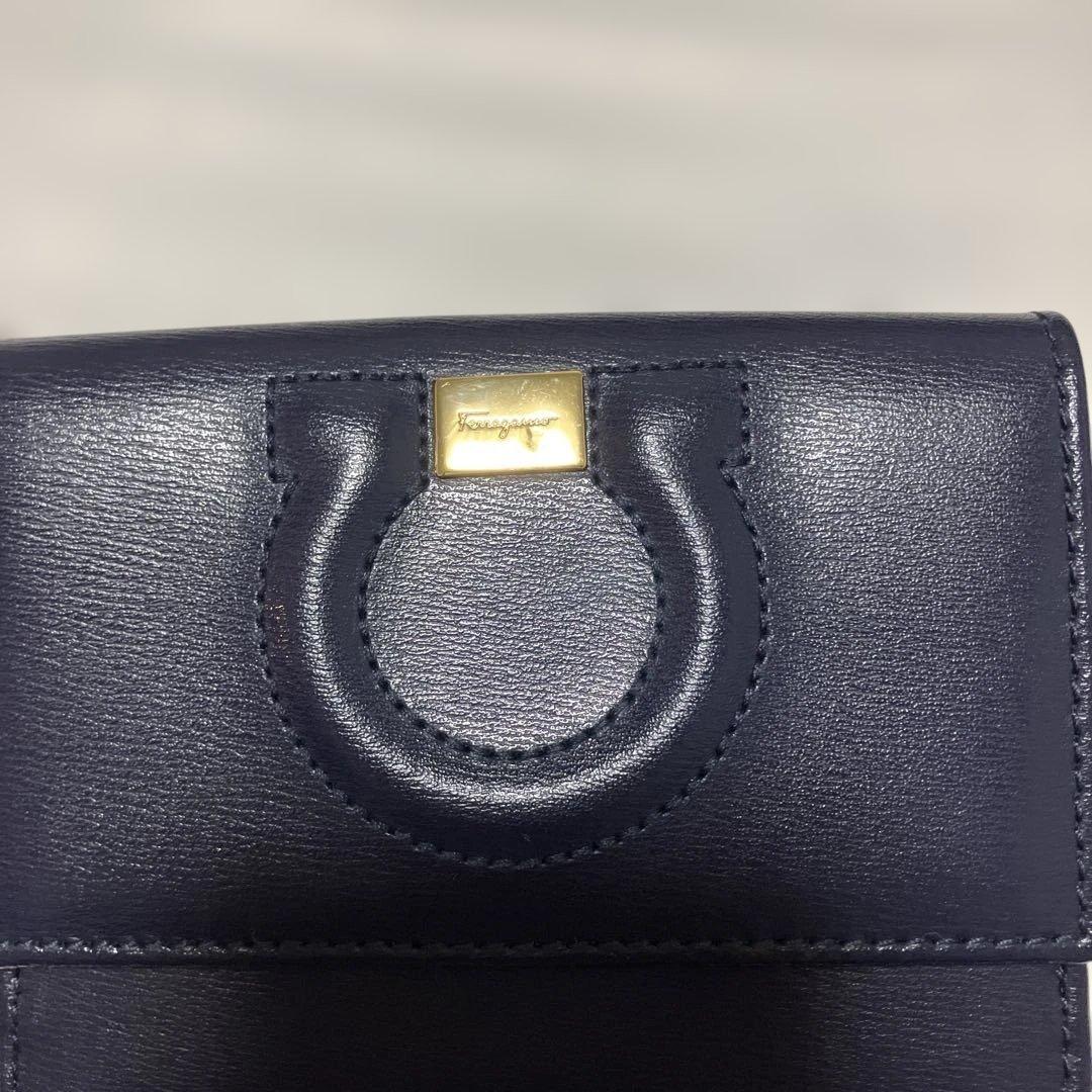 未使用に近いフェラガモ二つ折り財布