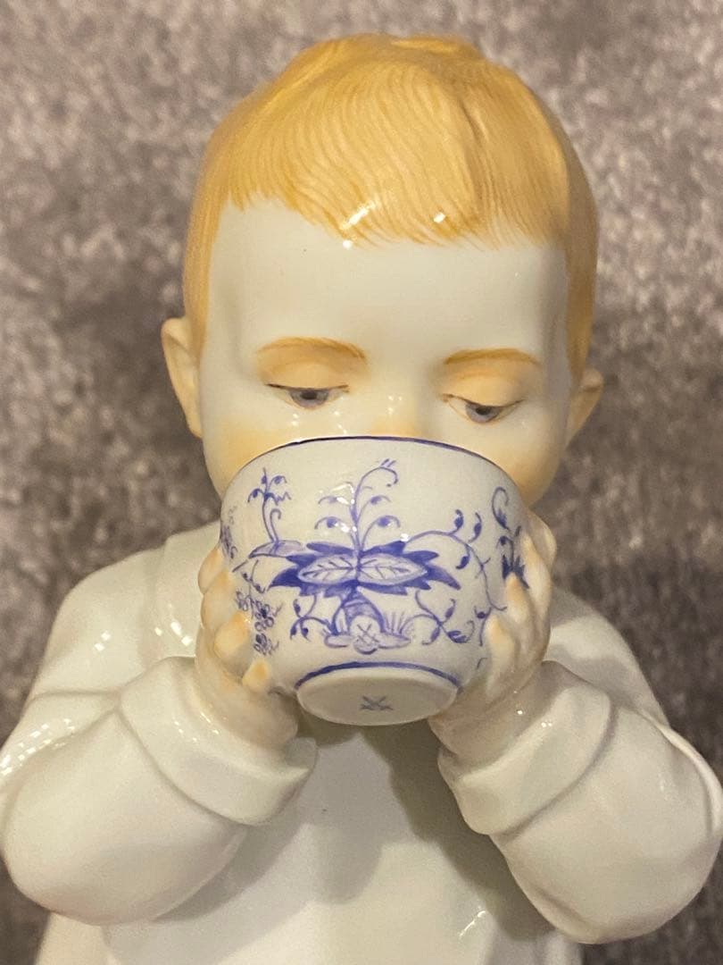 マイセン　ヘンチェル　子供　ミルクを飲む男の子　ブルーオニオン
