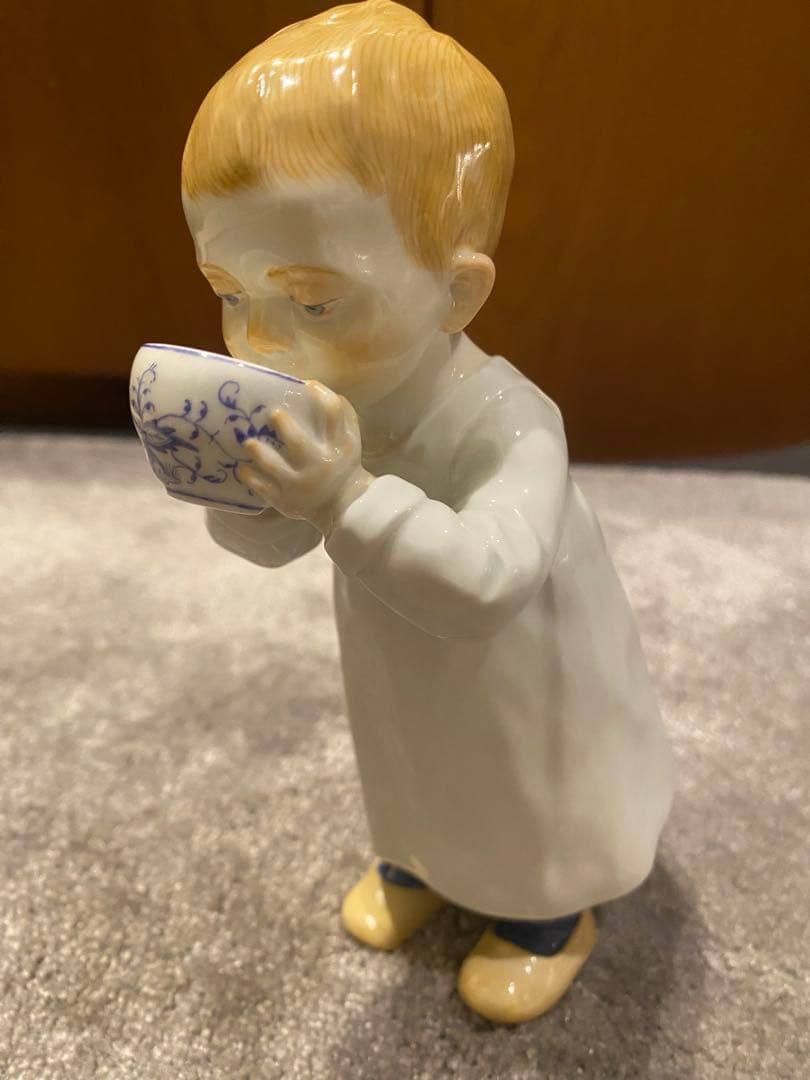 マイセン　ヘンチェル　子供　ミルクを飲む男の子　ブルーオニオン