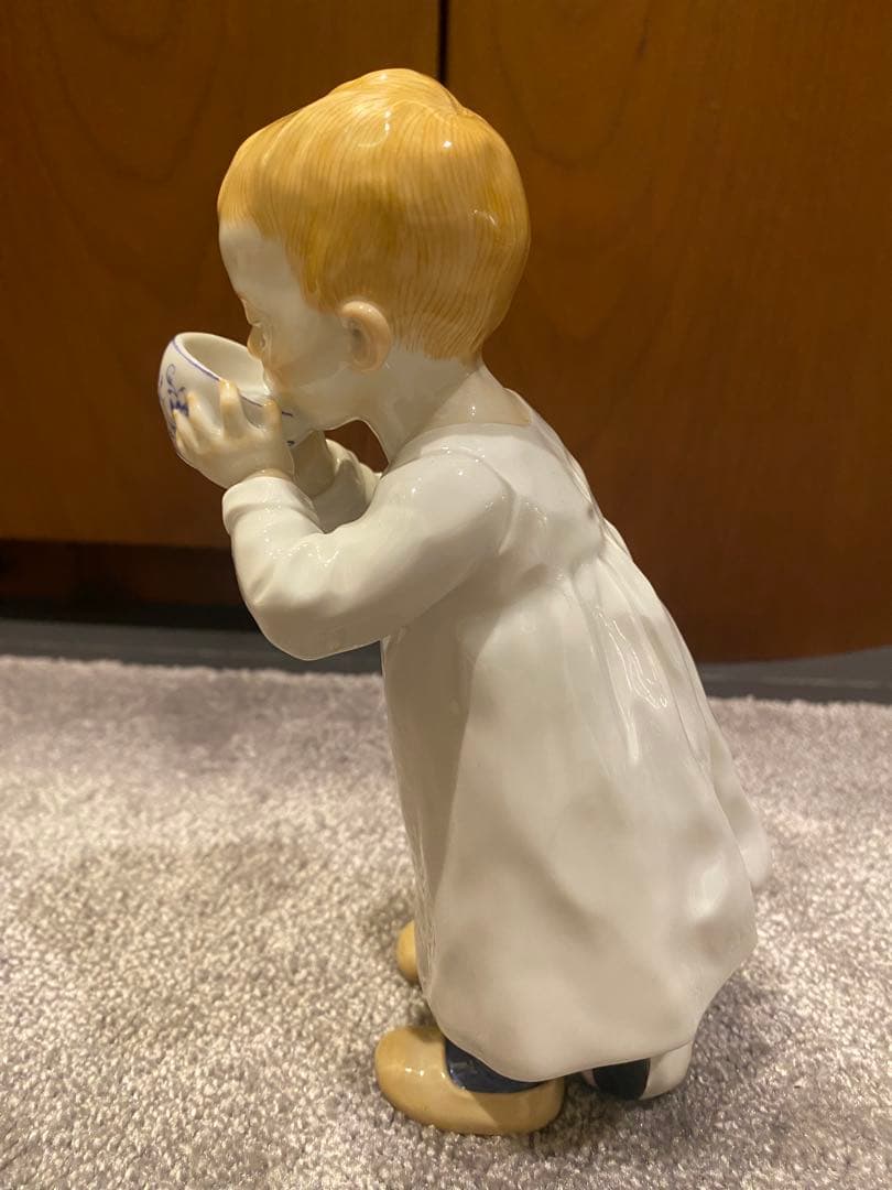 マイセン　ヘンチェル　子供　ミルクを飲む男の子　ブルーオニオン