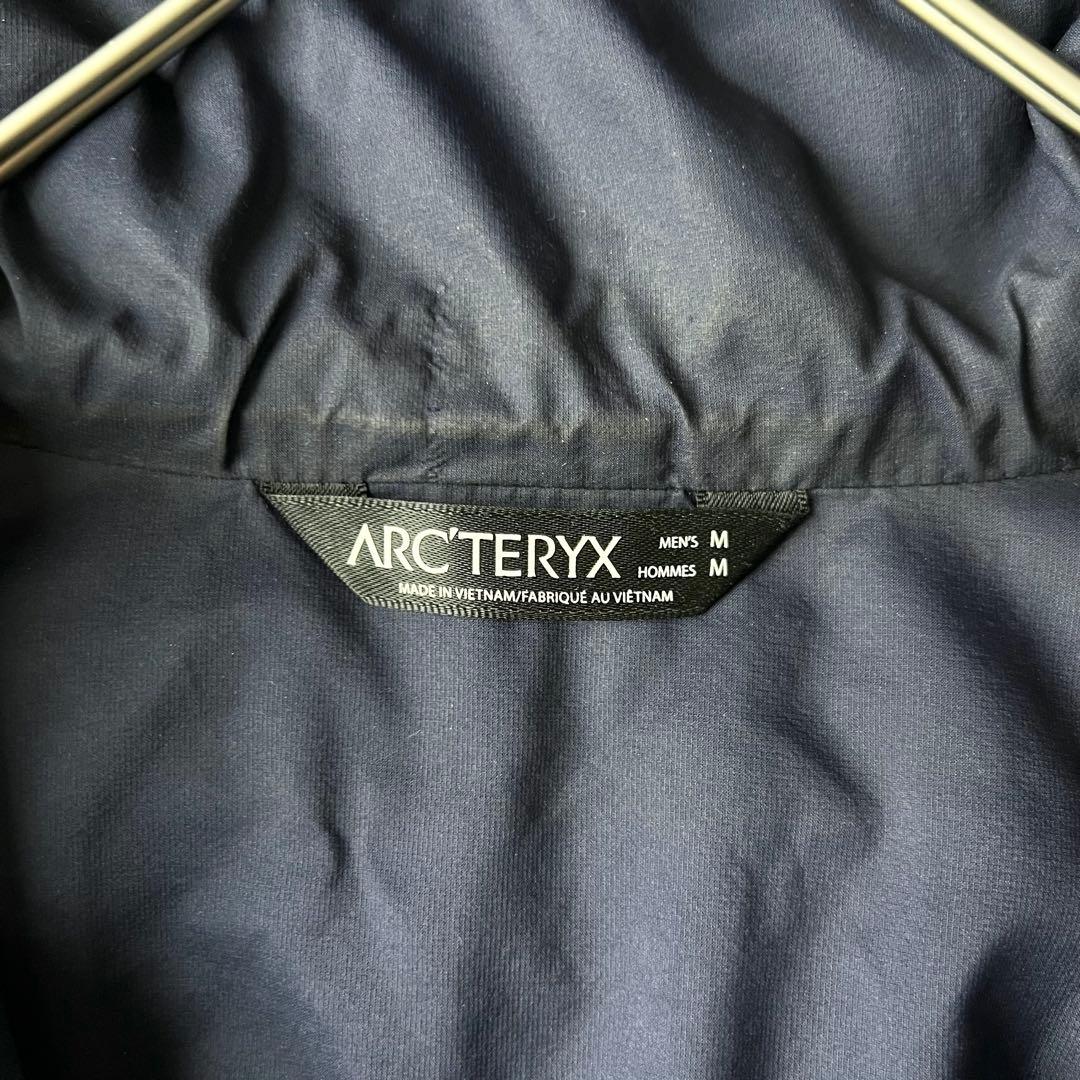4933 アークテリクス　プロトンLTフーディ　パーカー 中綿ジャケット　M 紺