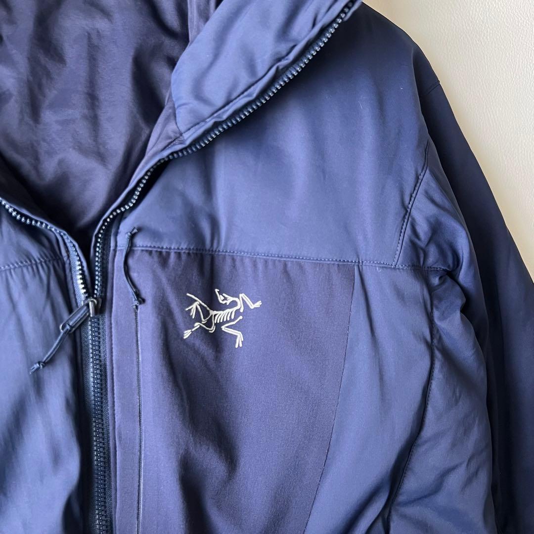 4933 アークテリクス　プロトンLTフーディ　パーカー 中綿ジャケット　M 紺