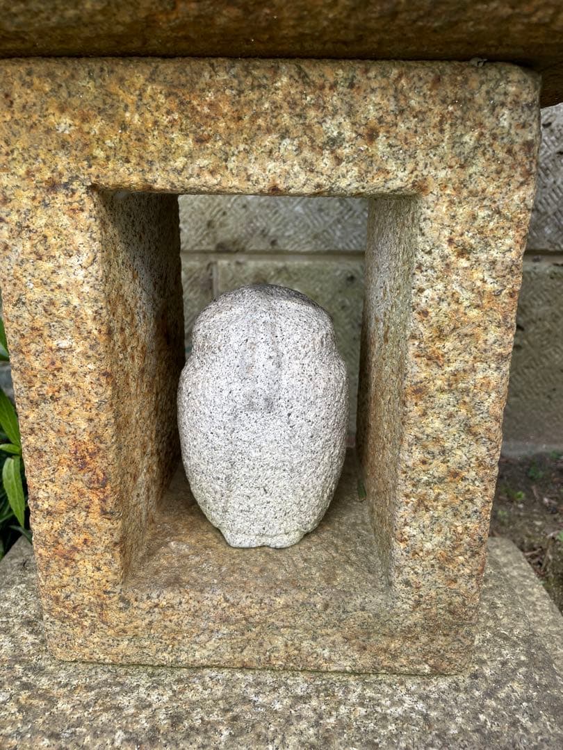 童の祈り(石の手彫り)