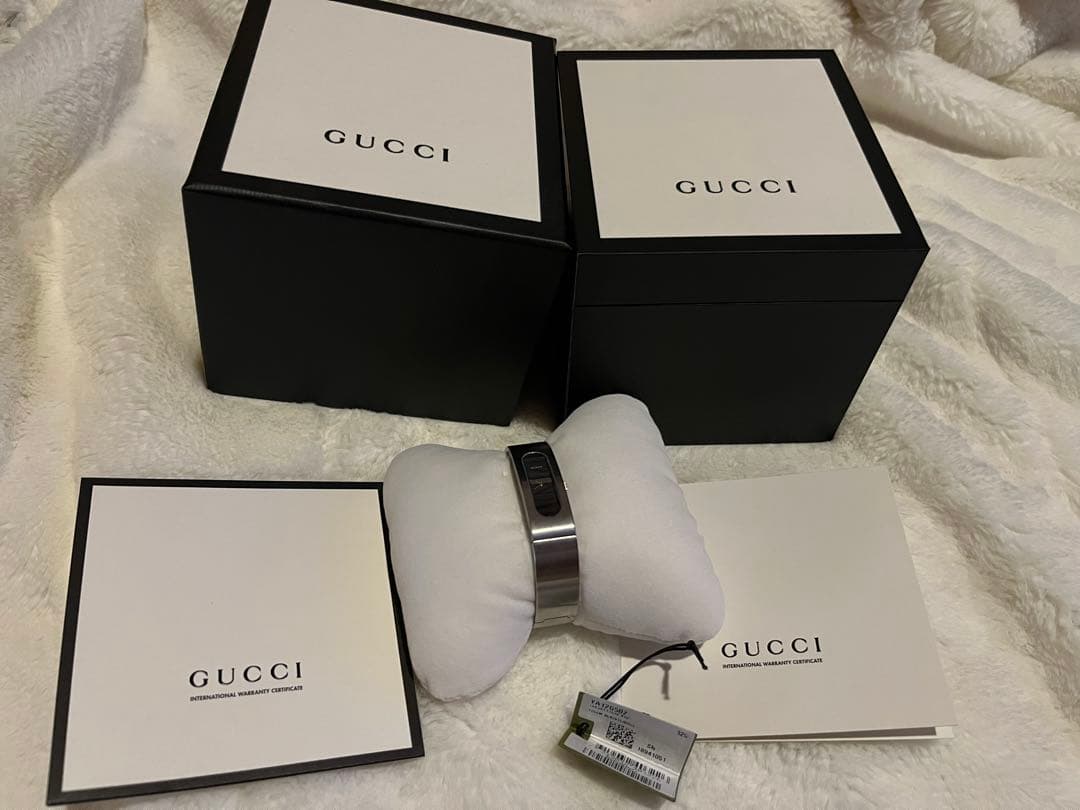GUCCI レディースバングルウォッチ 2400S シルバーバングル