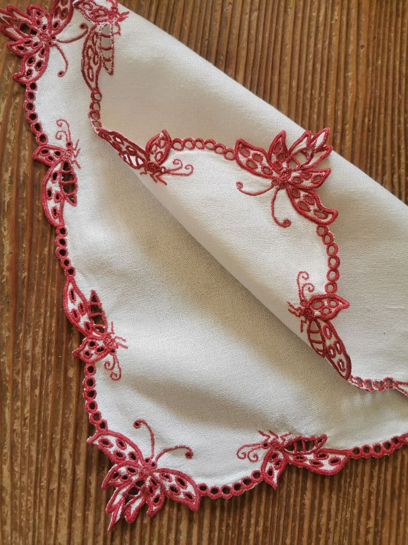 アンティークフランス オープンカットワーク パピヨン∞赤糸刺繍 縮緬風ドイリー