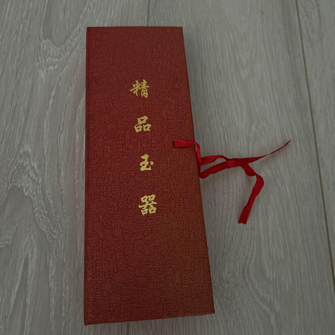 翡翠飾り 赤いタッセル付き