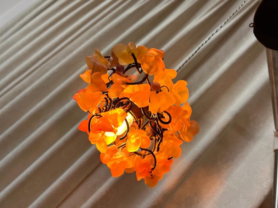 ユダライトランプ イエローとブラウンの花　ミハエルネグリン 点灯します。