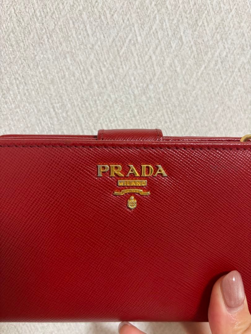 プラダ二つ折り財布（赤色）