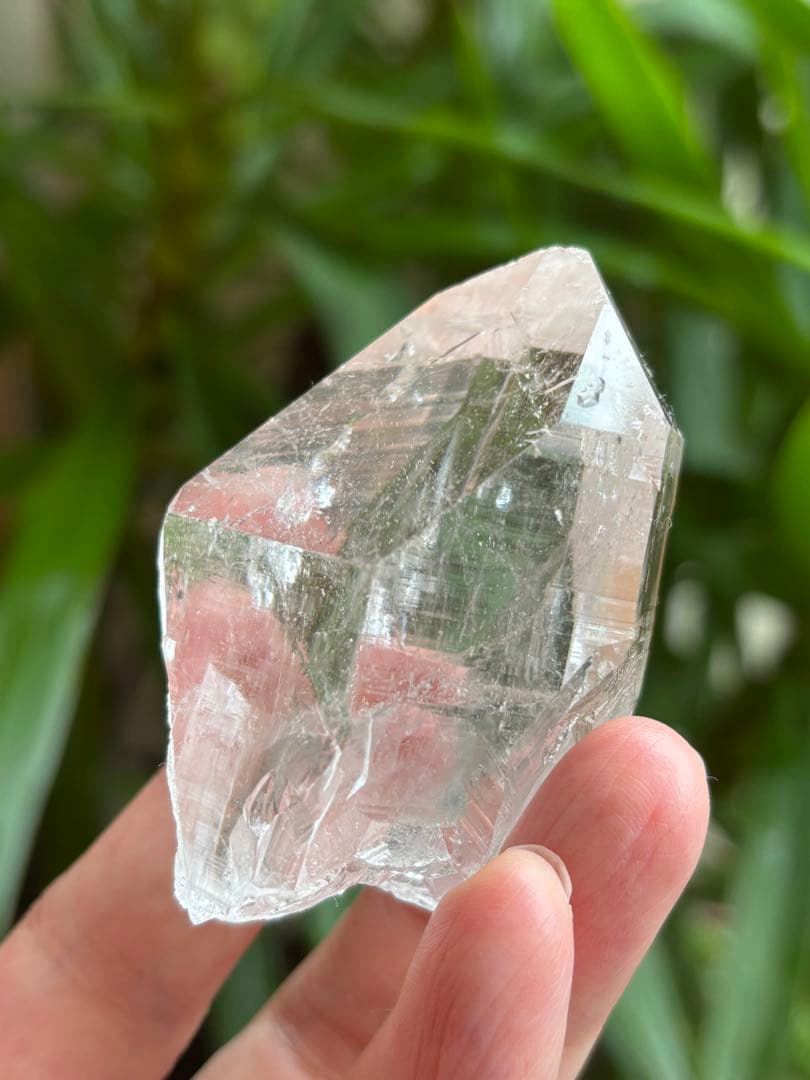 インド　マニハール水晶ポイント134g 水のように氷のように透明　美しい