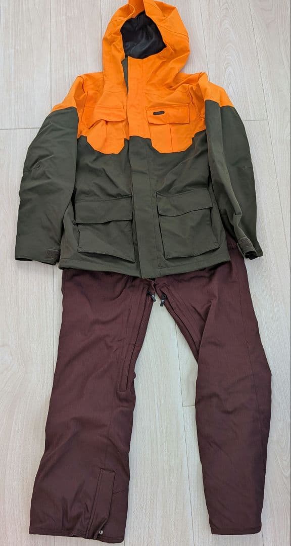 VOLCOM　スノーボードウェア　ジャケット＆パンツセット