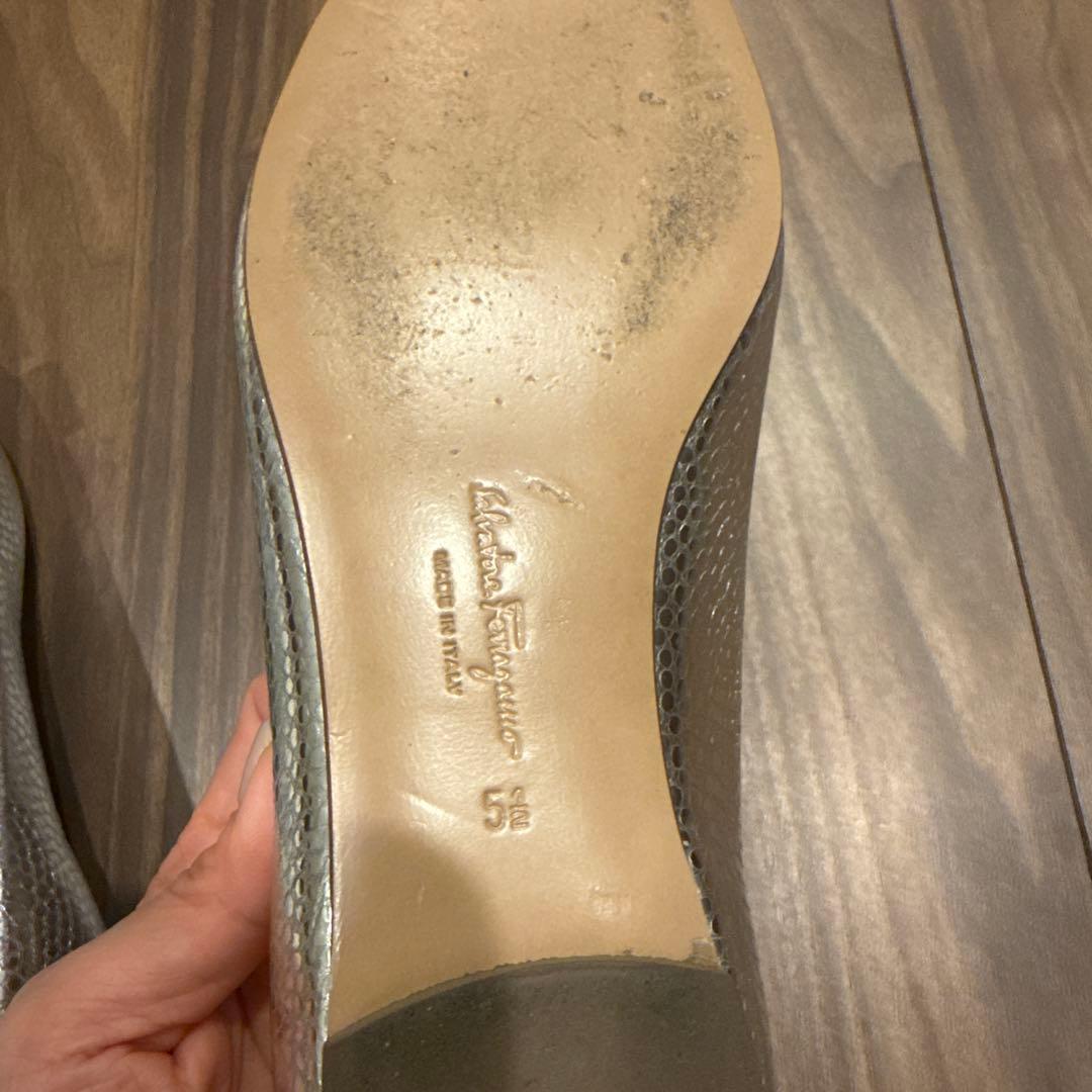 激レア　Ferragamo メタリックシルバー フラットシューズ