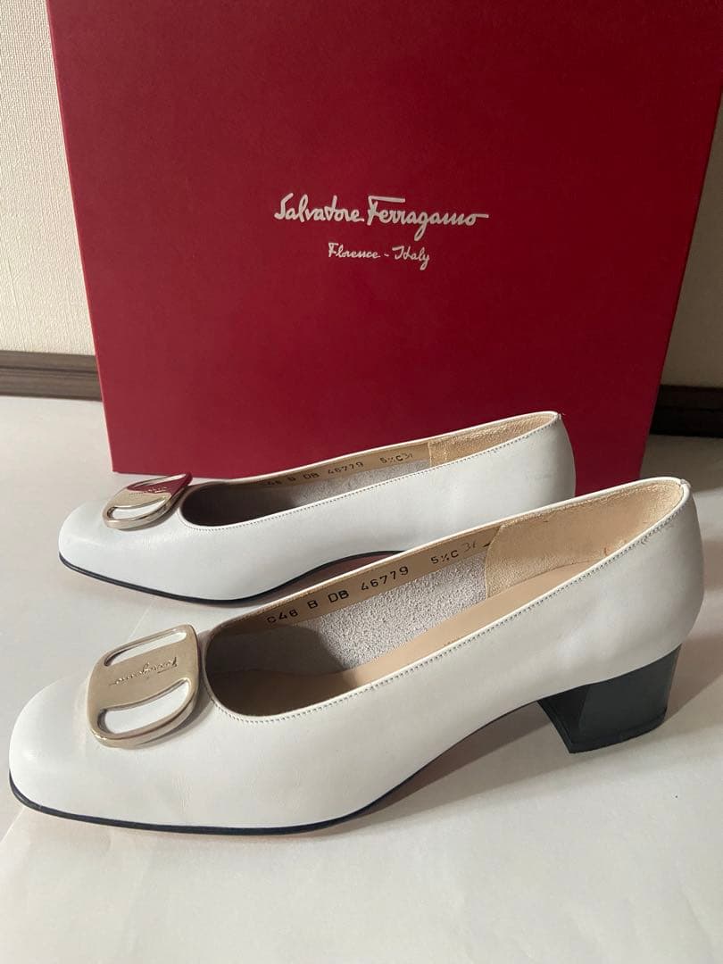 未使用✨Salvatore Ferragamo ホワイトパンプス　　　フェラガモ
