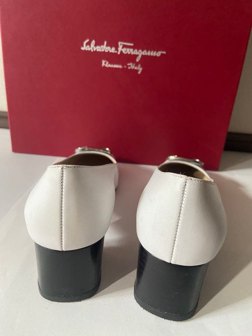 未使用✨Salvatore Ferragamo ホワイトパンプス　　　フェラガモ