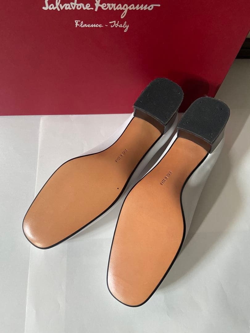 未使用✨Salvatore Ferragamo ホワイトパンプス　　　フェラガモ