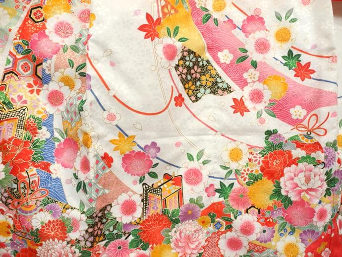 七五三やお祝い着 四つ身 ７歳 女の子 振袖 着物 白色系4507【中古】