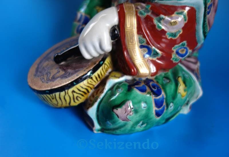 九谷焼 色絵　唐子 童子　　太鼓打ち　置物 　フィギュリン　２８ｃｍ　２５４０