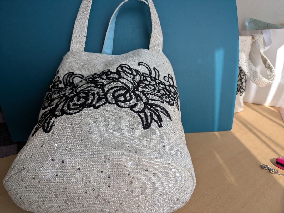 花柄刺繍トートバッグ 約30cmスパンコール生地