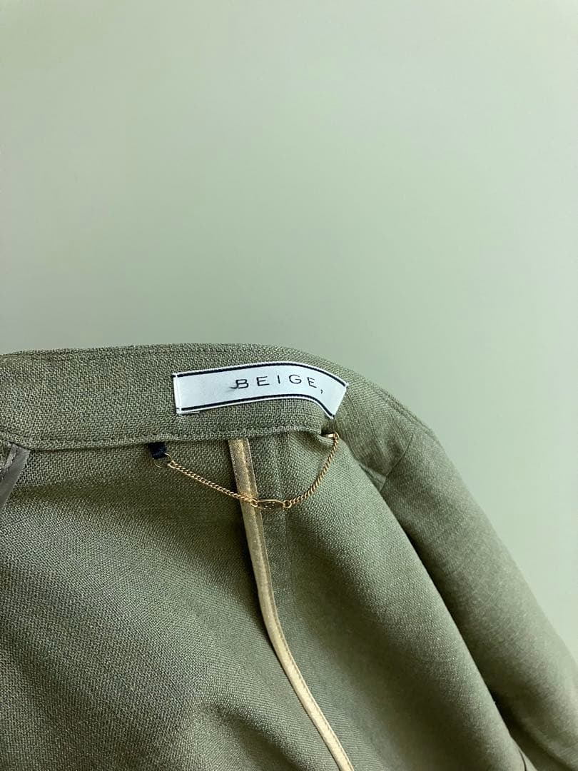 〓BEIGE,〓 khaki ノーカラー ボタンレス セットアップ スーツ
