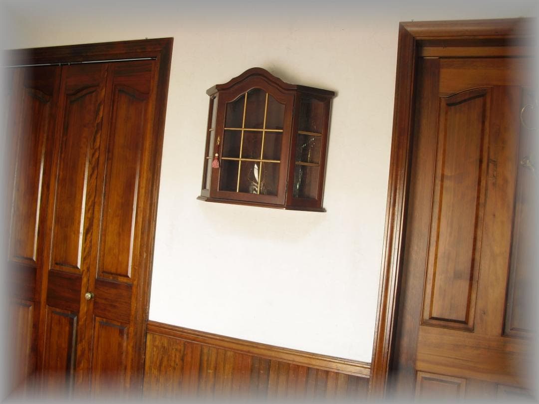 アンティーク調木製ウォールキャビネット☆壁掛けカップボード金彩 /飾り棚・ラック