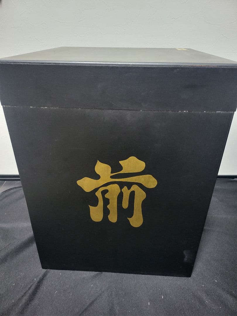 伝統的な金色と黒の等身大日本甲冑（鎧立て無し）