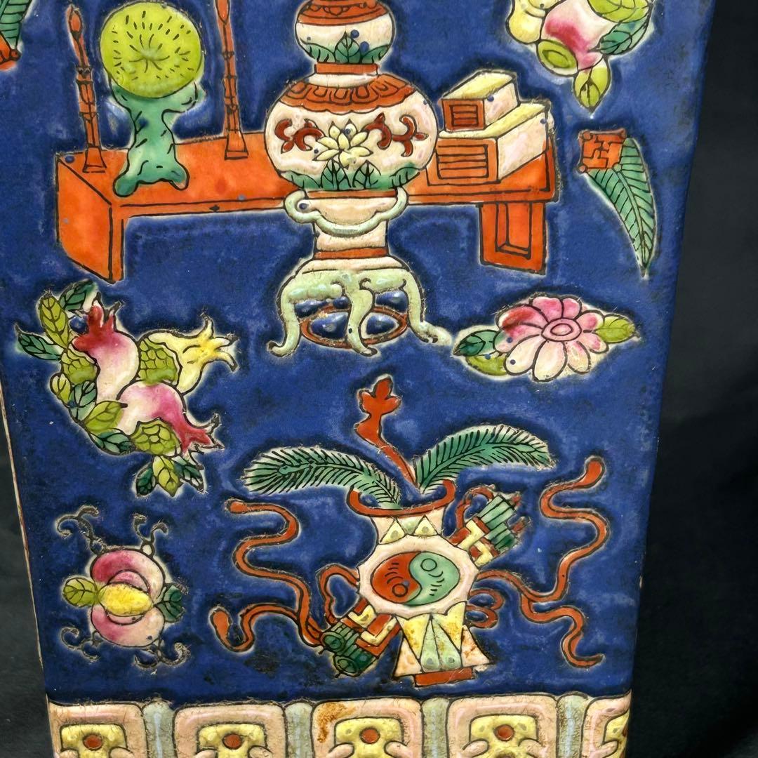 中国古美術　花瓶　多彩な装飾の陶器製花瓶