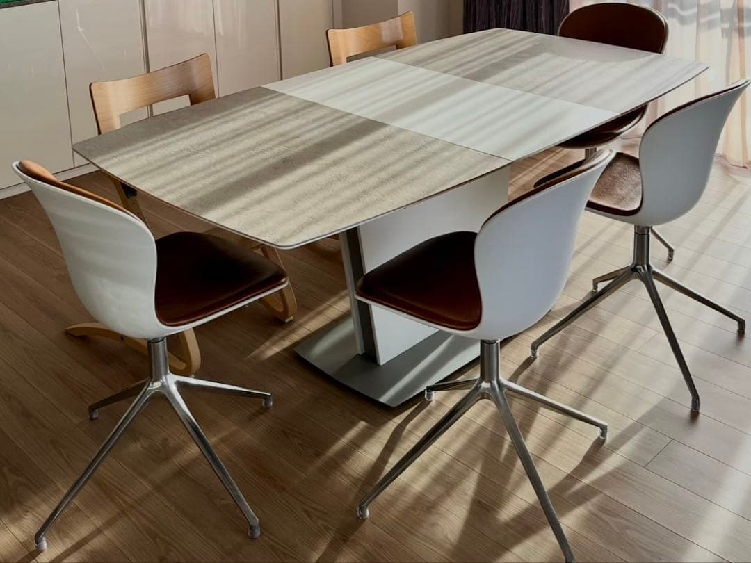 BoConcept ダイニングテーブルとチェア4脚のセット（送料込み）