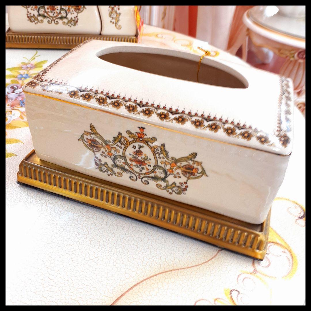 輸入雑貨　シノワズリ　『薔薇のティッシュBOX』　薔薇柄　オフホワイト　陶器