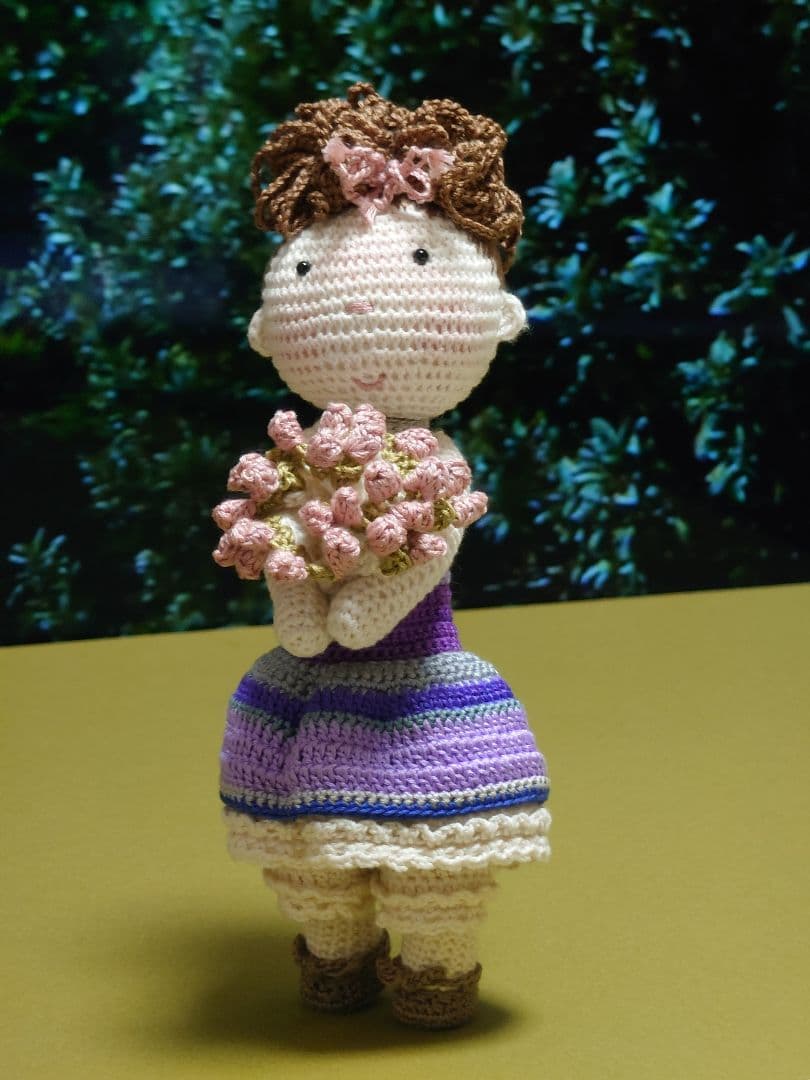 編みぐるみ着せ替え人形 花束 紫のドレス 約24cm