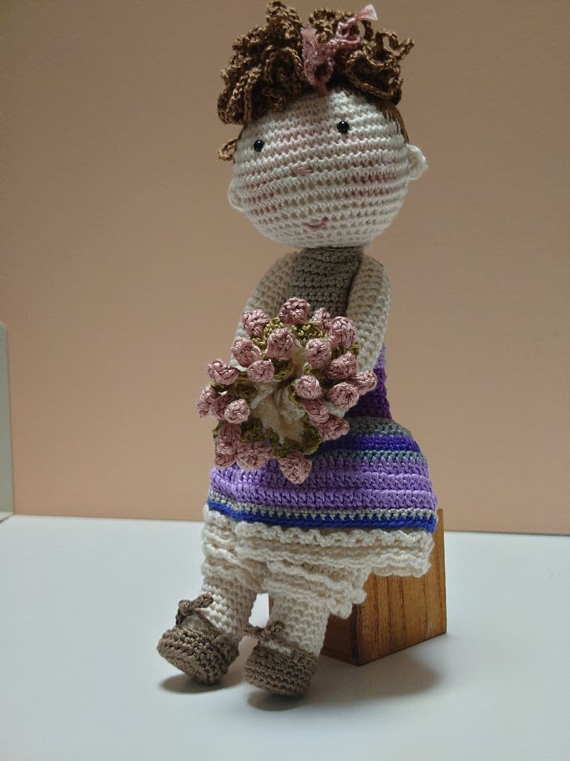 編みぐるみ着せ替え人形 花束 紫のドレス 約24cm
