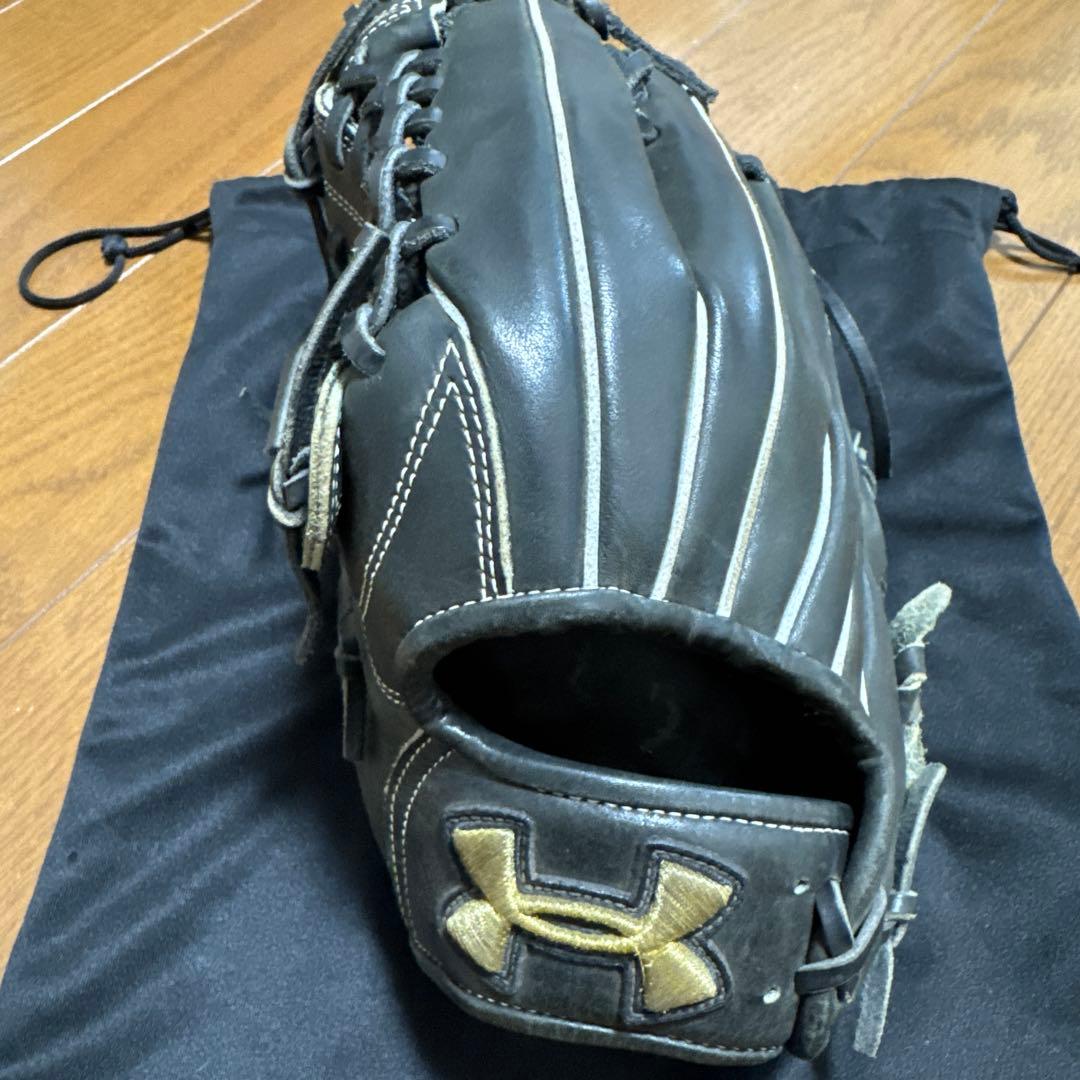 アンダーアーマー 軟式左投げ用グローブ 黒