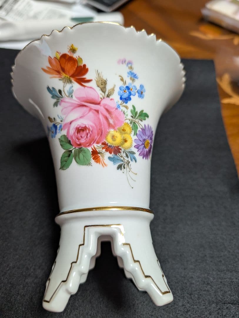 花柄陶磁器花瓶 足付き