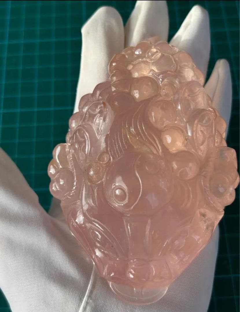 【天然石】超高品質 ローズクォーツ 銭がえる銭蛙 縁起物 彫り物 手彫り敷物付き