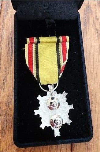 第3級防衛功労章災害派遣等の行動メダルタイタック式、箱は画像のベルベット物