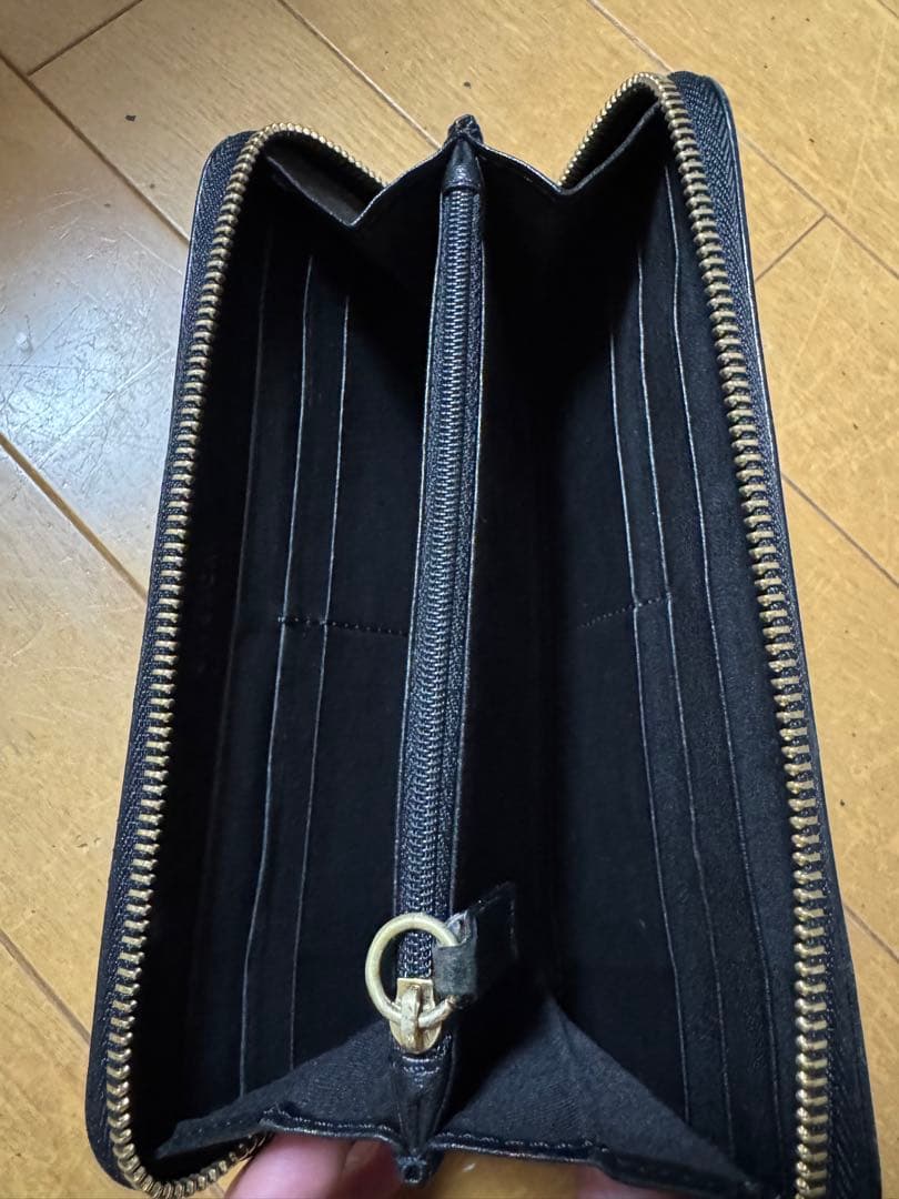 GIVENCHY スタッズ付き長財布 ブラック