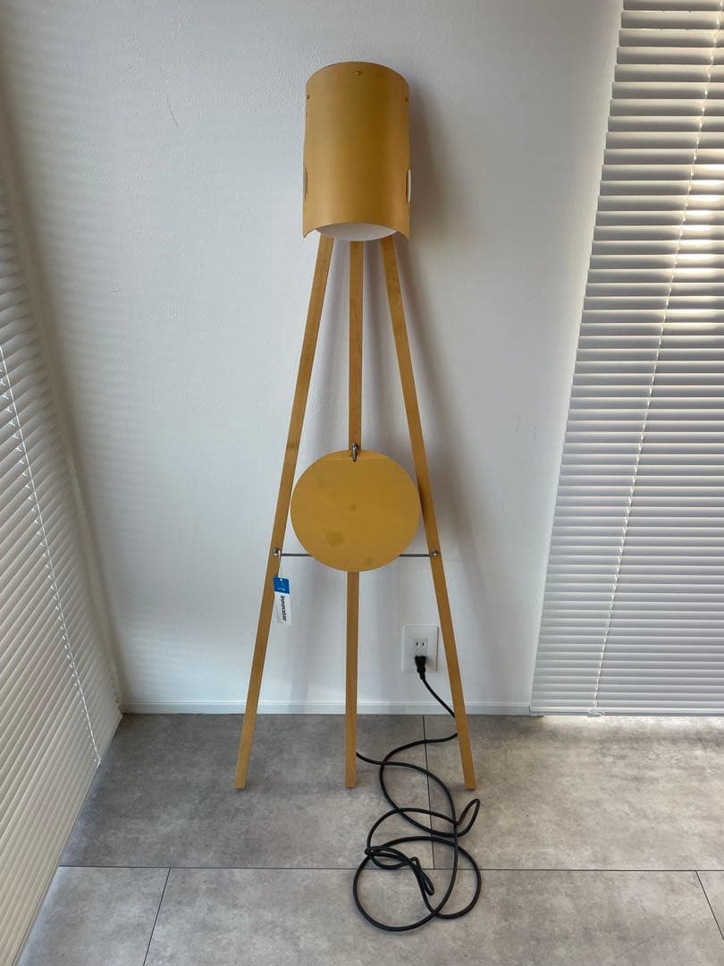 イエロー トライポッドスタンド フロアランプ　innovator イノベーター