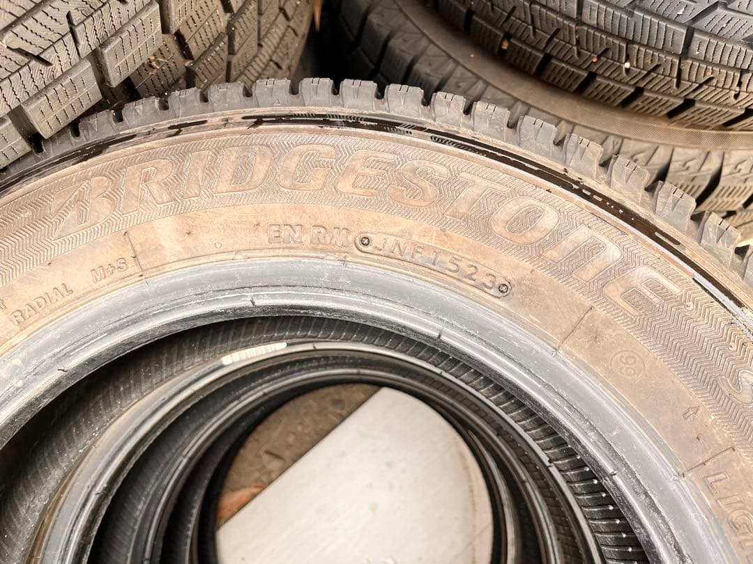 145R13 LIGHT TRUCKブリヂストン　スタッドレス　4本セット